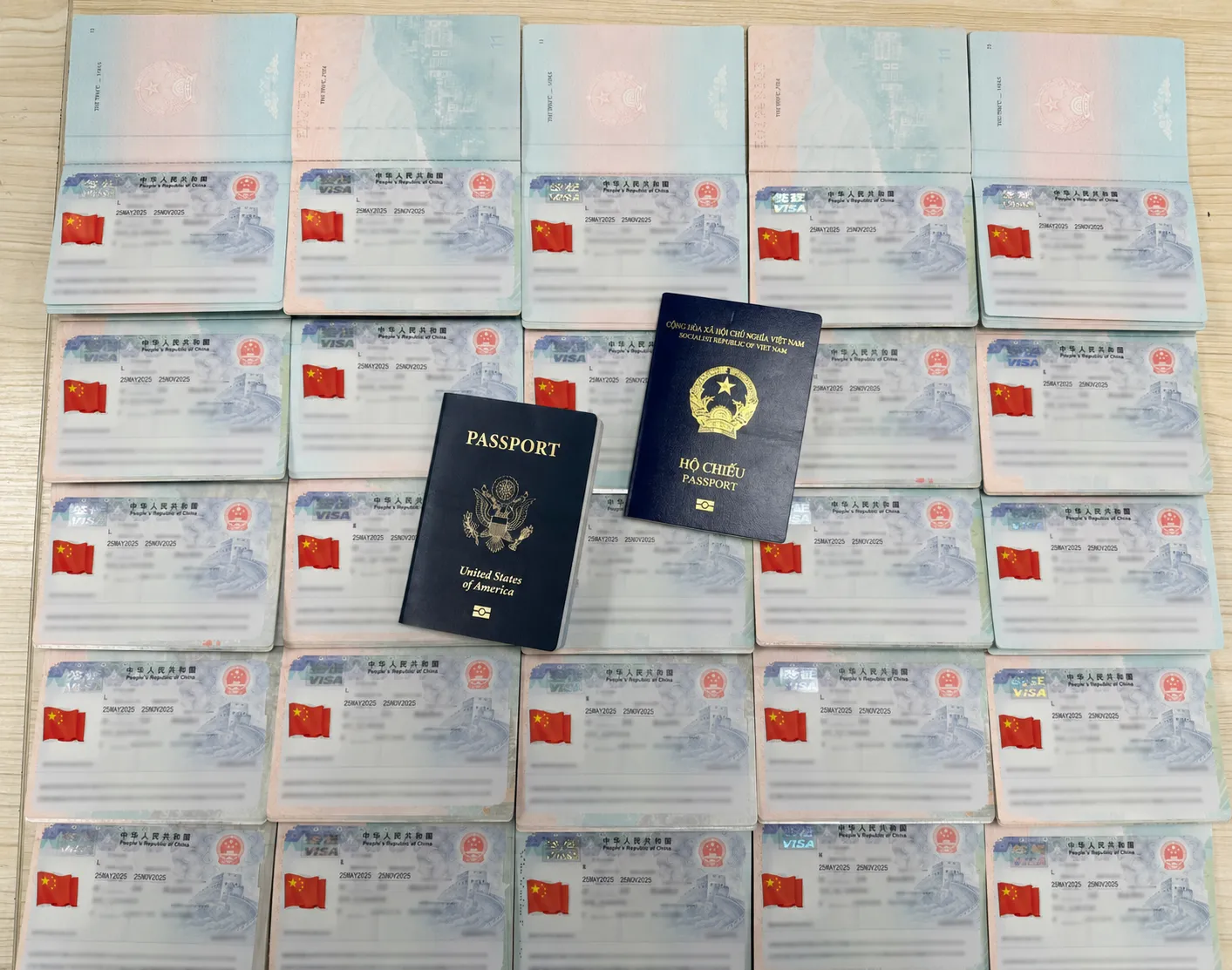 Nhiều hộ chiếu có visa Trung Quốc đã được cấp